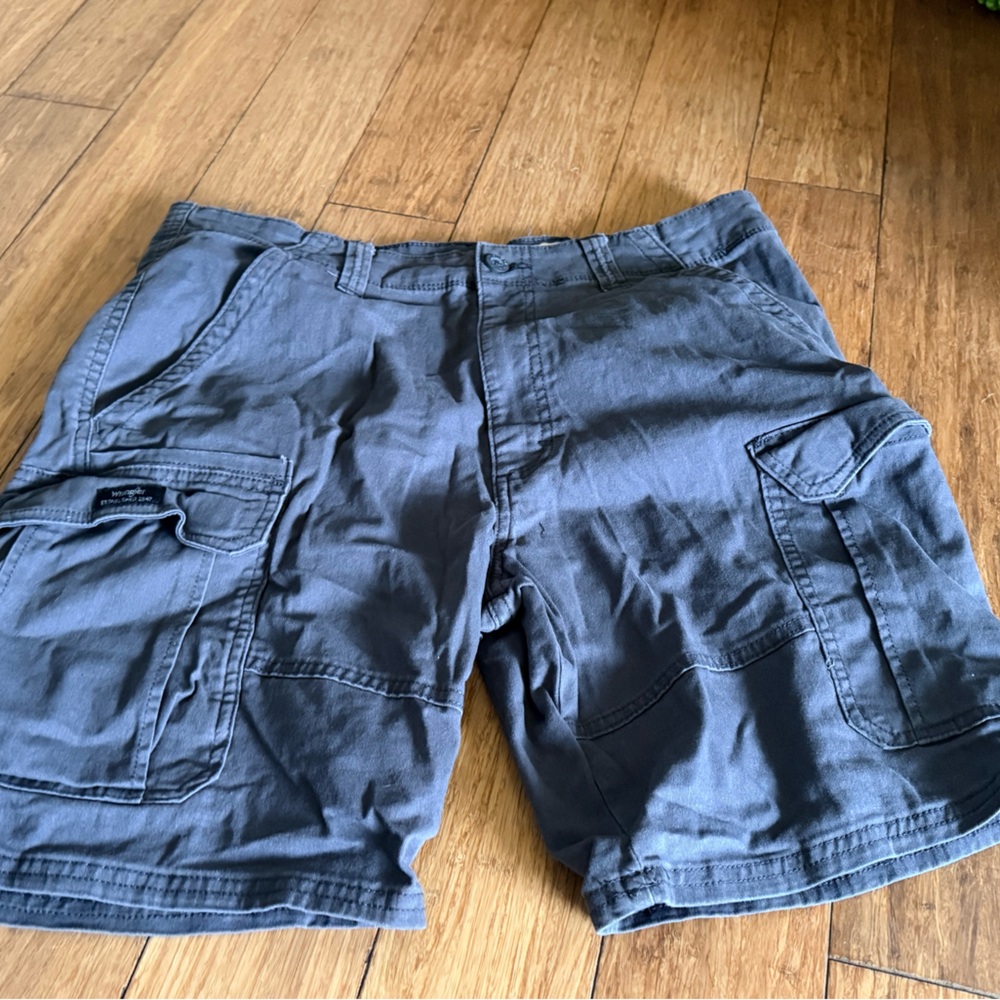 Wrangler Men's Relaxed Fit Grey Cargo Shorts